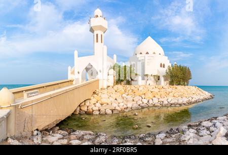 Weiße Salem bin Laden Moschee, erbaut auf der Insel mit Meer im Hintergrund, Al Khobar, Saudi-Arabien Stockfoto