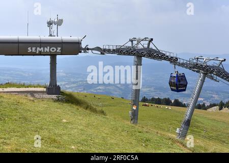 TELEMIX Seilbahn im Sommer, eine einfache Möglichkeit, den Gipfel des Semnoz Resorts zu erreichen, einem Berg im französischen Departement Haute-Savoie. Stockfoto