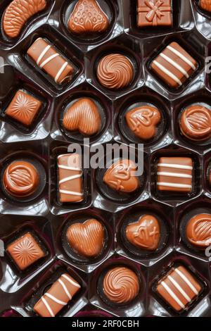 Das Innere einer Schachtel mit Cadburys Milchschokolade. Stockfoto