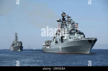 St. Petersburg, Russland. 30. Juli 2023. Der russische Navy-Zerstörer der Udaloy-Klasse Severomorsk segelt während der Parade zum russischen Marinetag im Finnischen Golf, 30. Juli 2023 in St. Petersburg, Russland. Kredit: Alexander Kazakov/Kreml Pool/Alamy Live News Stockfoto