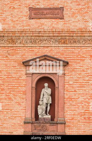 Skulpturenstatue des großen italienischen Malers, Architekten, Bildhauers und Dichters Michelangelo an der Fassade des Hamburger Kunsthalle Stockfoto