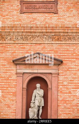 Skulpturenstatue des großen italienischen Malers, Architekten, Bildhauers und Dichters Michelangelo an der Fassade des Hamburger Kunsthalle Stockfoto