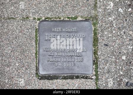 Hamburg, Deutschland. Messingplakette (Stolperstein) für jüdische Männer, die festgenommen und im KZ Fuhlsbüttel Konzentrationslager untergebracht wurden, getötet auf der Flucht von 1943 Stockfoto