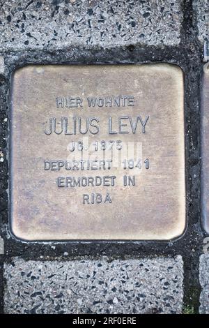 Hamburg, Deutschland. Messingplakette (Stolperstein) an den jüdischen Mann, die 1941 deportiert und in Riga, Lettland, von den Nazis ermordet wurde Stockfoto