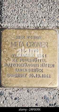 Hamburg, Deutschland. Messingplakette (Stolperstein) für eine 1941 festgenommene, 1942 im Konzentrationslager Ravensbruck in Norddeutschland ermordete jüdische Frau Stockfoto