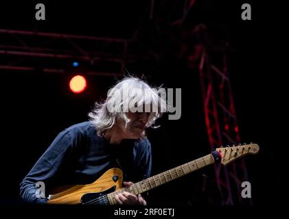 29. Juli 2023, Pomigliano D'Arco, Kampanien / Neapel, Italien: Der legendäre Jazz- und zeitgenössische Gitarrist Mike Stern und seine Bandgäste des Pomigliano Jazz Festivals im Giovanni Paolo II Public Park in Pomigliano d'Arco. (Kreditbild: © Giovanni Esposito/Pacific Press via ZUMA Press Wire) NUR REDAKTIONELLE VERWENDUNG! Nicht für den kommerziellen GEBRAUCH! Stockfoto