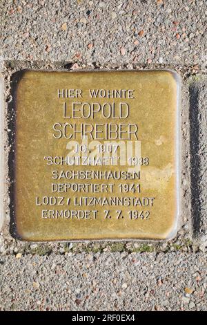 Hamburg, Deutschland. Messingplakette (Stolperstein) für Juden, die in Sachsenhausen in Gewahrsam genommen und dann nach Litzmannstadt Ghetto in Lodz deportiert und ermordet wurde Stockfoto