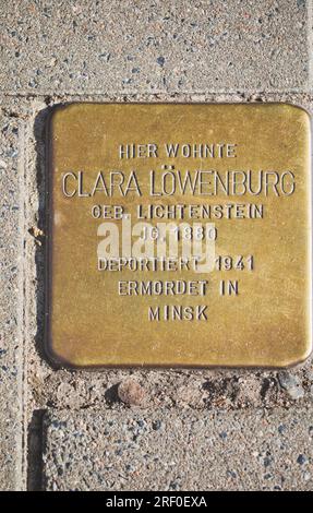 Hamburg, Deutschland. Messingplakette (Stolperstein) an jüdischen Bürger, nach Minsk deportiert, in Ghetto Hamburg ermordet, ein spezielles Ghetto für Juden aus dem Westen Stockfoto