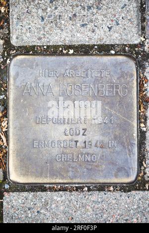 Hamburg, Deutschland. Messingplakette (Stolperstein) an jüdischen Arbeiter, die 1941 deportiert und 1942 im Konzentrationslager Chelmno bei Lodz, Polen, ermordet wurden Stockfoto