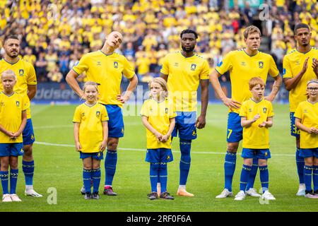 Broendby, Dänemark. 30. Juli 2023. Die Spieler von Broendby IF stellen sich für das 3F Superliga-Spiel zwischen Broendby IF und Odense BK im Broendby Stadion in Broendby auf. (Foto: Gonzales Photo/Alamy Live News Stockfoto