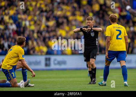 Broendby, Dänemark. 30. Juli 2023. Schiedsrichter Jakob Sundberg beim Superliga-Spiel 3F zwischen Broendby IF und Odense BK im Broendby Stadion in Broendby. (Foto: Gonzales Photo/Alamy Live News Stockfoto