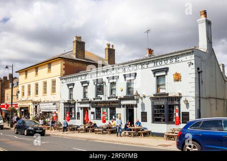 Das Waggon & Horses Inn & Market House Pub am Straßenrand in High Street, Newmarket, einer Marktstadt im West Suffolk District in Suffolk, Ostengland Stockfoto