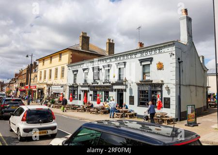 Das Waggon & Horses Inn & Market House Pub am Straßenrand in High Street, Newmarket, einer Marktstadt im West Suffolk District in Suffolk, Ostengland Stockfoto