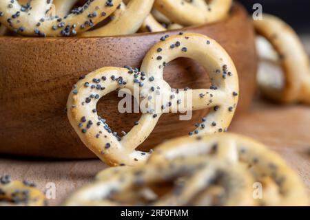 Mohnsamen mit getrockneten Bagels auf dem Tisch, traditionelle slawische Süßigkeiten für Tee oder Kaffee Stockfoto