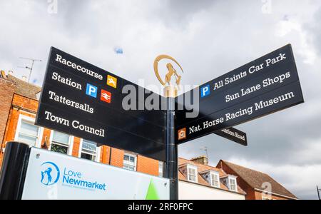 Straßenschild mit Hinweisen auf Sehenswürdigkeiten im Stadtzentrum von Newmarket, einer Marktstadt im West-Suffolk-Viertel Suffolk, Ostengland Stockfoto