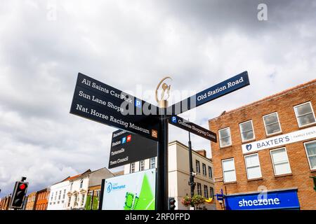 Straßenschild mit Hinweisen auf Sehenswürdigkeiten im Stadtzentrum von Newmarket, einer Marktstadt im West-Suffolk-Viertel Suffolk, Ostengland Stockfoto