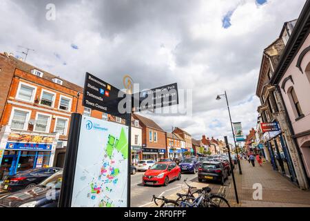 Straßenschild mit Hinweisen auf Sehenswürdigkeiten im Stadtzentrum von Newmarket, einer Marktstadt im West-Suffolk-Viertel Suffolk, Ostengland Stockfoto