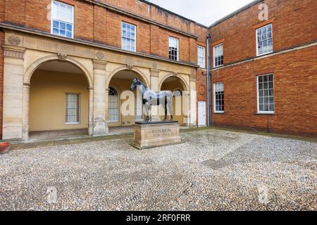 Statue des Rennpferdes Hyperion vor den Jockey Club Rooms, Newmarket, eine Marktstadt im West Suffolk-Viertel Suffolk, Ostengland Stockfoto