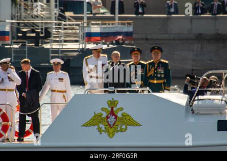 St. Petersburg, Russland. 30. Juli 2023. Der russische Präsident Wladimir Putin (Zentrum) inspiziert Kriegsschiffe von einem Boot aus und gratuliert den Soldaten zu Beginn der wichtigsten Marineparade zum russischen Marinetag in St. Petersburg. (Foto: Artem Priakhin/SOPA Images/Sipa USA) Guthaben: SIPA USA/Alamy Live News Stockfoto