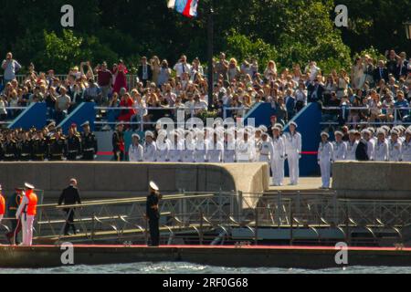 St. Petersburg, Russland. 30. Juli 2023. Der russische Präsident Wladimir Putin geht den Pier zum Senatskaya Platz zu Beginn der wichtigsten Marineparade, die dem russischen Marinetag in St. Petersburg gewidmet ist. (Foto: Artem Priakhin/SOPA Images/Sipa USA) Guthaben: SIPA USA/Alamy Live News Stockfoto