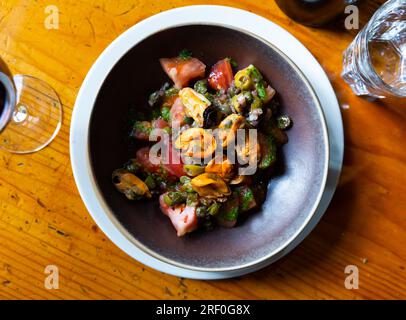 Tomaten mit Pesto, Muscheln, Oliven und Kapern Stockfoto