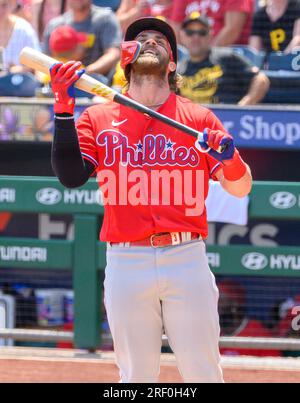 Pittsburgh, Usa. 30. Juli 2023. Der von Philadelphia Phillies benannte Hitter Bryce Harper (3) reagiert auf einen Streik während des vierten Inning gegen die Pittsburgh Pirates im PNC Park am Sonntag, den 30. Juli 2023 in Pittsburgh. Foto: Archie Carpenter/UPI Credit: UPI/Alamy Live News Stockfoto