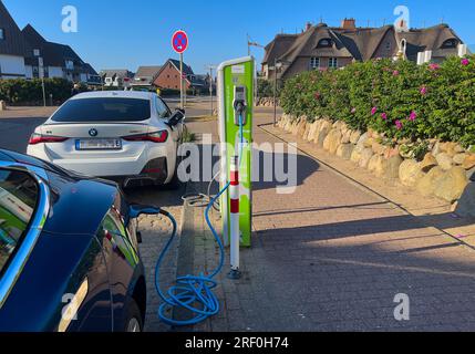 Ladestation für Elektroautos am 24. Juni 2023 in Wenningstedt, Braderup bei Westerland, Sylt Island, Deutschland. © Peter Schatz/Alamy Stock Photos Stockfoto