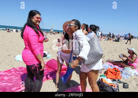 Am 30. Juli 2023 findet im North Avenue Beach in Chicago, IL, eine Barbie Beach Party mit rosa Motiven statt. Die Veröffentlichung und Premiere des Barbie-Films hat viele verschiedene Barbie-Themenveranstaltungen im ganzen Land inspiriert (Foto von: Alexandra Buxbaum/Sipa USA) Guthaben: SIPA USA/Alamy Live News Stockfoto