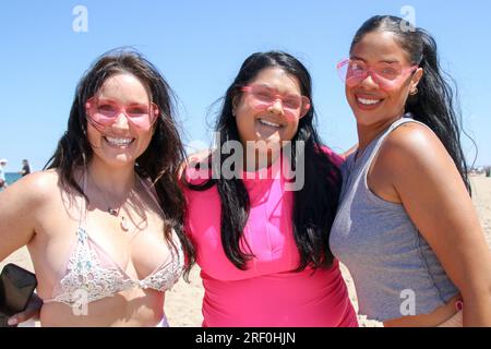 Am 30. Juli 2023 findet im North Avenue Beach in Chicago, IL, eine Barbie Beach Party mit rosa Motiven statt. Die Veröffentlichung und Premiere des Barbie-Films hat viele verschiedene Barbie-Themenveranstaltungen im ganzen Land inspiriert (Foto von: Alexandra Buxbaum/Sipa USA) Guthaben: SIPA USA/Alamy Live News Stockfoto