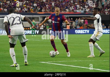 Arlington, Usa. 29. Juli 2023. 29. Juli 2023, Arlington, Texas, USA: Barcelonas Oriol Romeu in Aktion während des Spiels der Soccer Champions Tour zwischen Barcelona und Real Madrid, gespielt am Samstag, den 29. Juli 2023 im AT&T Stadium in Arlington, Texas, USA. (Foto: Javier Vicencio/Eyepix Group) Kredit: Eyepix Group/Alamy Live News Stockfoto