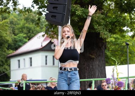 Sonia Liebing beim Sommer-, Sport- und Parkfest im Schlosspark. Kreba-Neudorf, 30.07.2023 Stockfoto