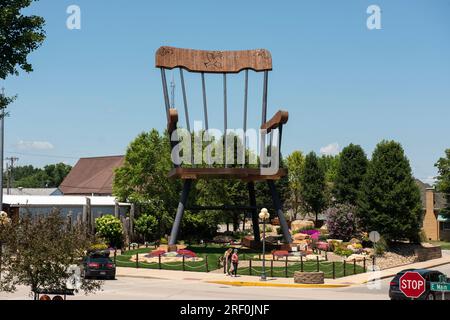 Der größte Schaukelstuhl der Welt erhielt den Titel am 20. Oktober 2015. Er ist 56 Meter groß, 46.200 Pfund. Er befindet sich in 117 East Street Casey, Illinois. Stockfoto