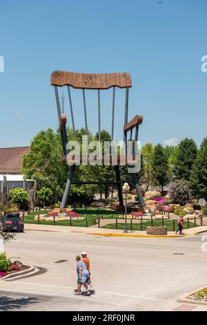 Der größte Schaukelstuhl der Welt erhielt den Titel am 20. Oktober 2015. Er ist 56 Meter groß, 46.200 Pfund. Er befindet sich in 117 East Street Casey, Illinois. Stockfoto