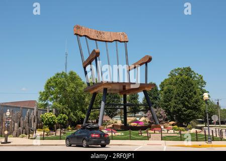 Der größte Schaukelstuhl der Welt erhielt den Titel am 20. Oktober 2015. Er ist 56 Meter groß, 46.200 Pfund. Er befindet sich in 117 East Street Casey, Illinois. Stockfoto