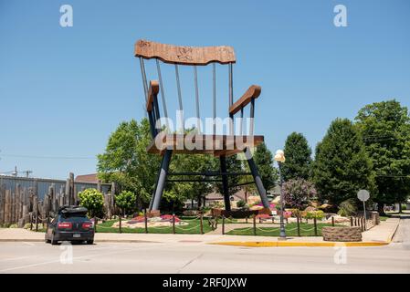 Der größte Schaukelstuhl der Welt erhielt den Titel am 20. Oktober 2015. Er ist 56 Meter groß, 46.200 Pfund. Er befindet sich in 117 East Street Casey, Illinois. Stockfoto