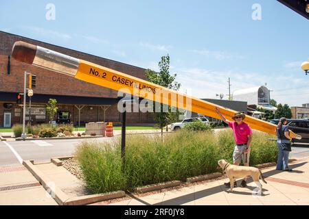 Oft mit dem größten der Welt verwechselt, ist dies nur eine übergroße Nachbildung eines Lieblingsstifts eines Lehrers. Casey, Illinois. Stockfoto