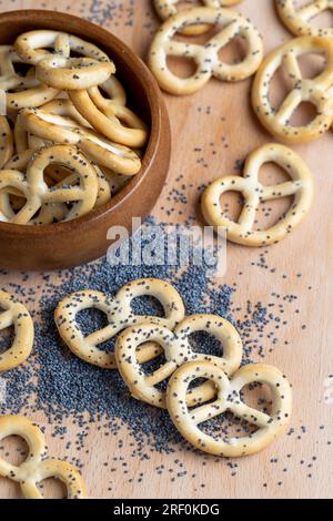 Mohnsamen mit getrockneten Bagels auf dem Tisch, traditionelle slawische Süßigkeiten für Tee oder Kaffee Stockfoto