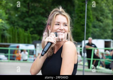 Sonia Liebing beim Sommer-, Sport- und Parkfest im Schlosspark. Kreba-Neudorf, 30.07.2023 Stockfoto