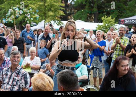 Sonia Liebing beim Sommer-, Sport- und Parkfest im Schlosspark. Kreba-Neudorf, 30.07.2023 Stockfoto