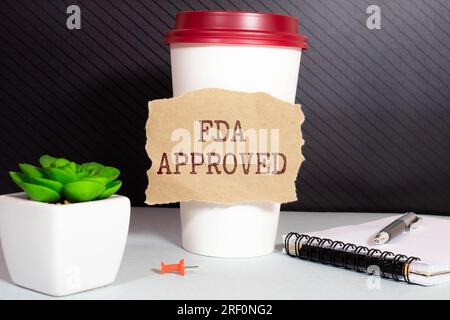 Gummiprägung mit der Aufschrift „FDA Approved“ (FDA-Zulassung) Stockfoto