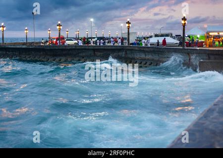 Dumaguete, Negros Island, Philippinen-Januar 29 2023: Eine starke Abendbrise verursacht leicht turbulente Meere rund um Dumaguete City, in der Dämmerung, wie die Menschen ga Stockfoto