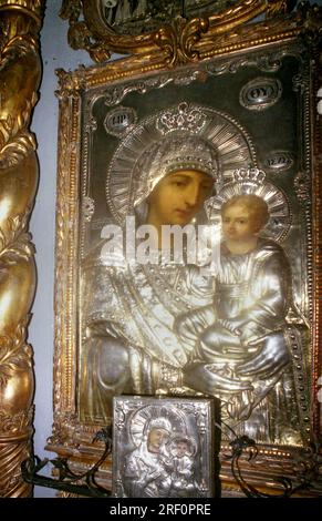 Bezirk Neamt, Rumänien, 1999. Symbol mit der Jungfrau Maria, die das Heilige Kind hält, in der Kirche „Dormition der Jungfrau Maria“ im Kloster Varatec. Stockfoto