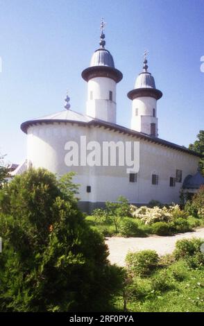 Bezirk Neamt, Rumänien, 1999. Außenansicht der Kirche „Dormition der Jungfrau Maria“ im Kloster Varatec. Stockfoto