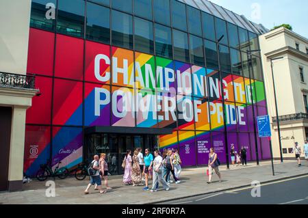 London, Großbritannien, 17. Juni 2023 Coutts Bank Gay Pride Regenbogen Design auf der Filiale in The Strand. Stockfoto