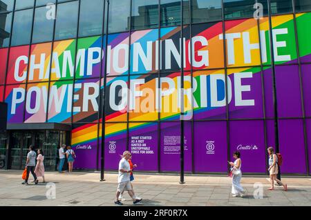 London, Großbritannien, 17. Juni 2023 Coutts Bank Gay Pride Regenbogen Design auf der Filiale in The Strand. Stockfoto