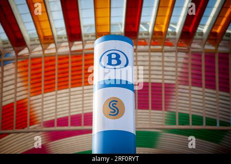 Bild vom Eingang des Bahnhofs Lüttich-Guillemins mit dem Logo der SNCB NMBS. Die nationale Eisenbahngesellschaft Belgiens ist die nationale Eisenbahngesellschaft Stockfoto