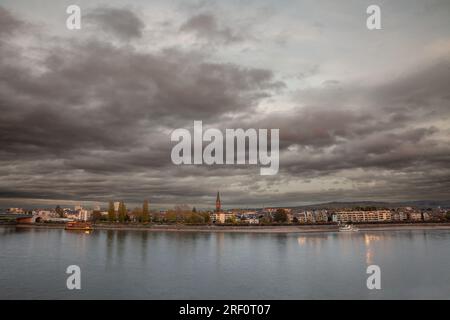 Bild eines Panoramablicks über die Skyline von Bonn mit Fokus auf den Rhein und beuel davor. Beuel ist einer der vier Bezirke der Bundesstadt Bo Stockfoto