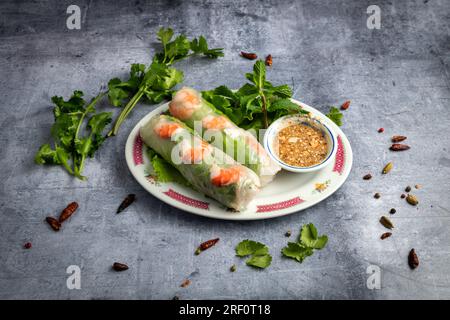 Extra frische Frühlingsrollen mit Garnelen, Sauce und Minze Stockfoto