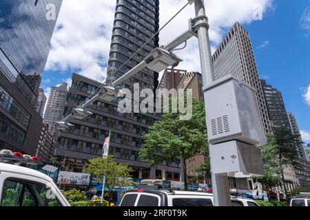 New York, Usa. 30. Juli 2023. NEW YORK, NEW YORK - Juli 30: Am Broadway und an der 61. Street in Manhattan am 30. Juli 2023 in New York City werden neu installierte Druckplattenleser und EZ-Pass-Scanner zu Preisen bei Staus gesehen. MTA hat begonnen, Mautleser auf der Westseite von Manhattan zu installieren. Die Staupreise werden voraussichtlich im nächsten Frühjahr in Kraft treten. Kredit: Ron Adar/Alamy Live News Stockfoto