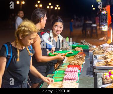 Dumaguete, Negros Island, Philippinen-Januar 29 2023: Jeden Abend, in der Nähe des Meeres, eine große Auswahl an spießigen, fleischhaltigen Snacks werden zubereitet und vertrieben Stockfoto